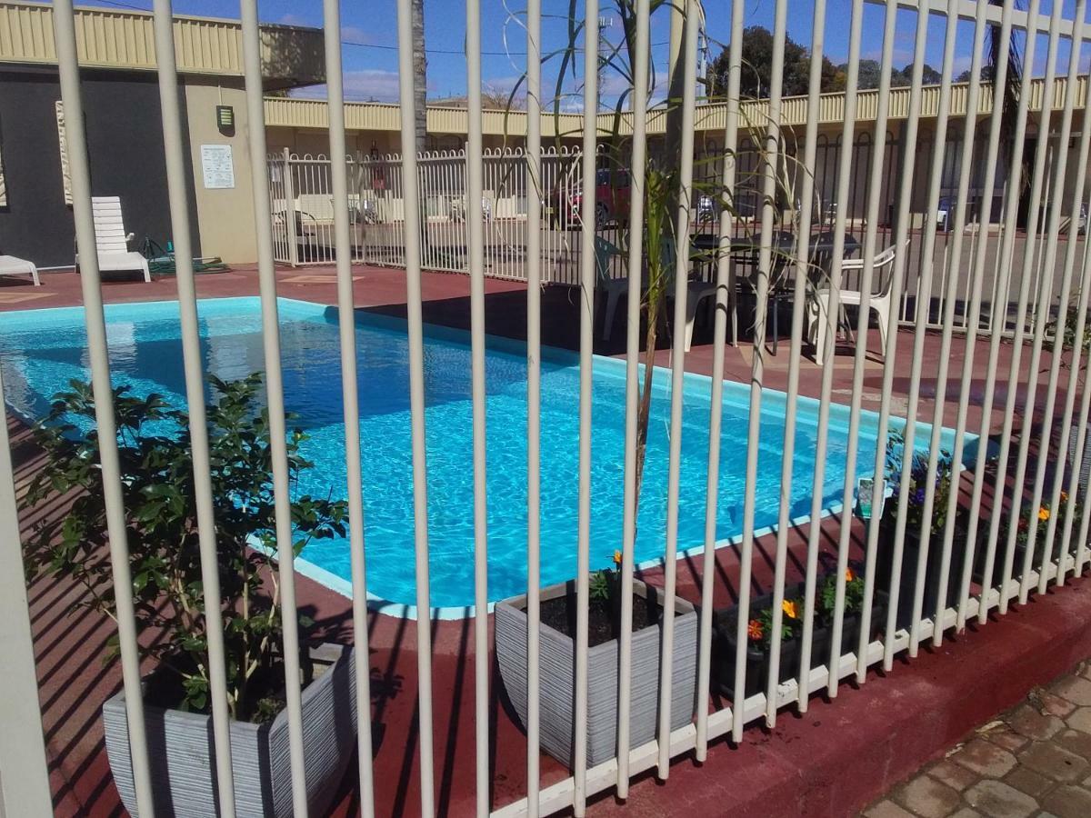 Desert Sand Motor Inn Broken Hill Bagian luar foto